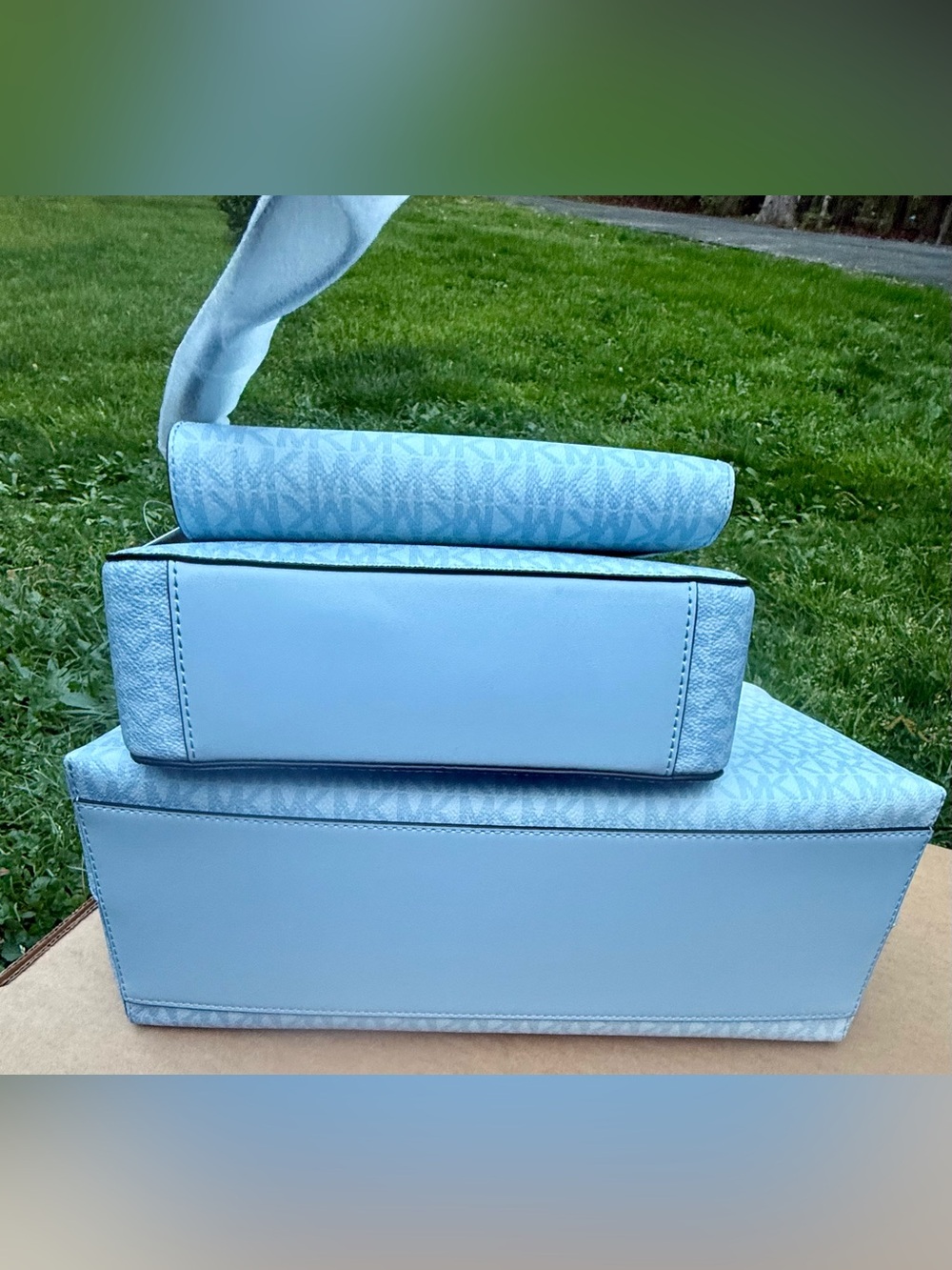 Michael Kors Shelia Light Blue MK Logo Tote with Matching Wristlet - Picture 3 of 9